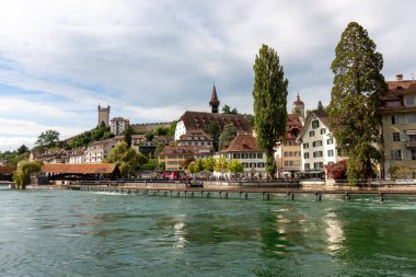 LUCERNE, SWitzERLAND - 13 Temmuz 2024: Lucerne İğne Barajı yakınlarındaki Reuss nehrinin seti