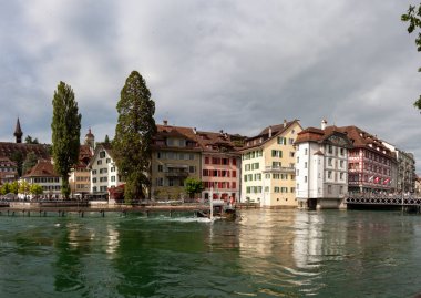LUCERNE, SWitzERLAND - 13 Temmuz 2024: Lucerne İğne Barajı yakınlarındaki Reuss nehrinin seti