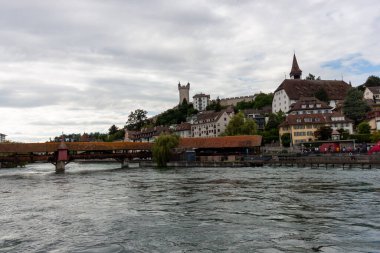 LUCERNE, SWitzERLAND - 13 Temmuz 2024 Reuss nehri üzerindeki Lucerne Spreuer Köprüsü