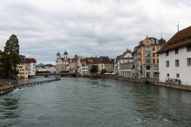 LUCERNE, SWitzERLAND - 13 Temmuz 2024: Lucerne 'deki Reuss Nehri, Spreuer Köprüsü manzarası