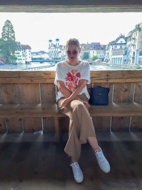 İsviçre 'nin Lucerne kentindeki iki ahşap yaya köprüsünden biri olan Spreuer Köprüsü' ndeki (Almanca: Spreuerbrucke) olgun kadın.