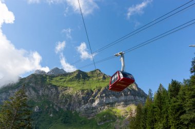 LUCERNE, SWitzERLAND - 14 Temmuz 2024: Pilatus 'un tepesine giden kablo araba