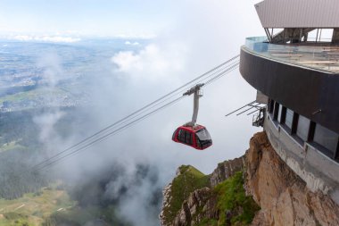 LUCERNE, SWitzERLAND - 14 Temmuz 2024: Pilatus 'un tepesine giden kablo araba