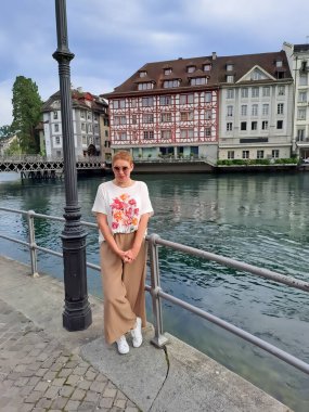 Turizm içeriği illüstrasyonu. Şehir caddelerinin, şehir merkezinin manzarasına çok güzel bir manzara. Lucerne, İsviçre 'de tatil