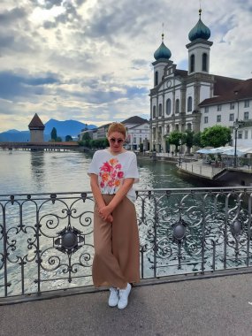 Turizm içeriği illüstrasyonu. Şehir caddelerinin, şehir merkezinin manzarasına çok güzel bir manzara. Lucerne, İsviçre 'de tatil