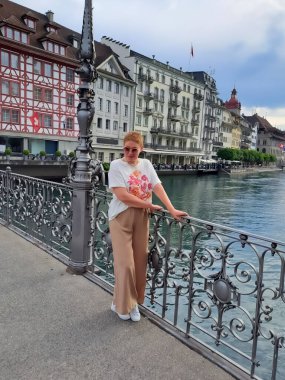 Turizm içeriği illüstrasyonu. Şehir caddelerinin, şehir merkezinin manzarasına çok güzel bir manzara. Lucerne, İsviçre 'de tatil