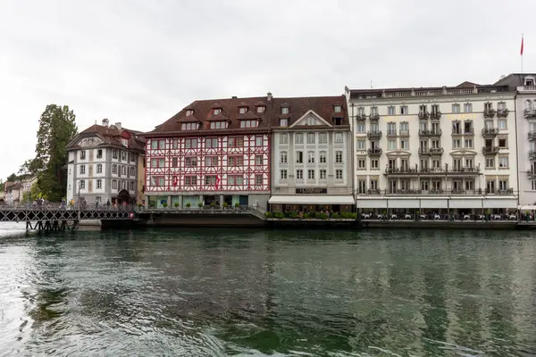 LUCERNE, SWitzERLAND - 13 Temmuz 2024: Lucerne 'deki Reuss nehrinin seti. Karşı taraftan görünüm