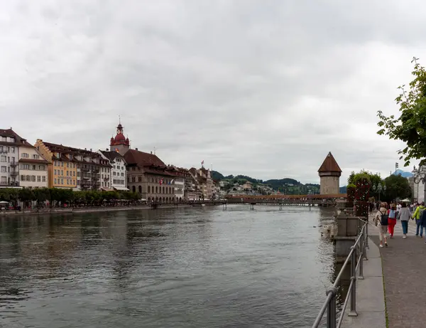 LUCERNE, SWitzERLAND - 13 Temmuz 2024: Lucerne 'deki Reuss nehrinin setinde her zaman birçok turist vardır.