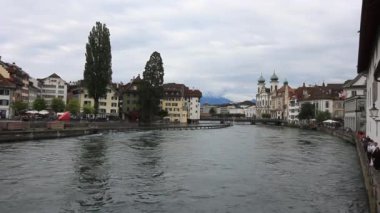 LUCERNE, SWitzERLAND - 13 Temmuz 2024: Lucerne 'deki Reuss Nehri, Spreuer Köprüsü manzarası