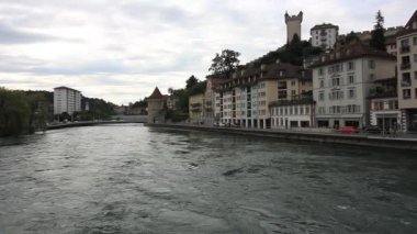 LUCERNE, SWitzERLAND - 13 Temmuz 2024: Lucerne 'deki Reuss Nehri, Spreuer Köprüsü manzarası