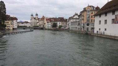 LUCERNE, SWitzERLAND - 13 Temmuz 2024: Lucerne 'deki Reuss Nehri, Spreuer Köprüsü manzarası