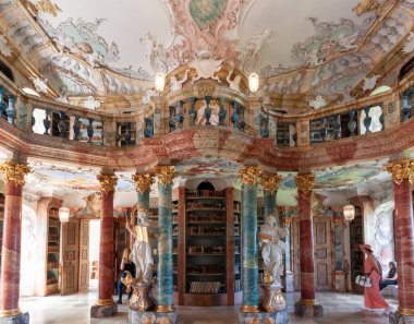 WIBLINGEN, GERMANY - 28 Temmuz 2024: 18. yüzyıl mimarları Christian ve Johann Wiedemann tarafından Wiblingen Manastırı yakınlarındaki kütüphanenin Rococo ve barok dekorları