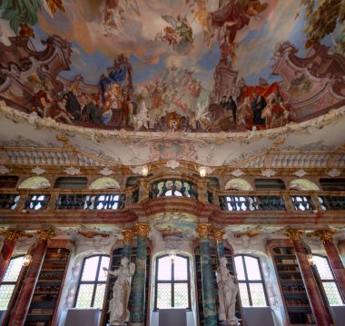 WIBLINGEN, GERMANY - 28 Temmuz 2024: 18. yüzyıl mimarları Christian ve Johann Wiedemann tarafından Wiblingen Manastırı yakınlarındaki kütüphanenin Rococo ve barok dekorları