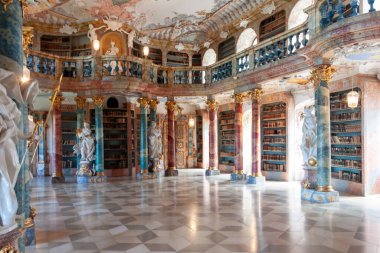 WIBLINGEN, GERMANY - 28 Temmuz 2024: 18. yüzyıl mimarları Christian ve Johann Wiedemann tarafından Wiblingen Manastırı yakınlarındaki kütüphanenin Rococo ve barok dekorları