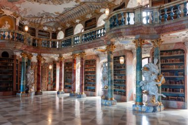 WIBLINGEN, GERMANY - 28 Temmuz 2024: 18. yüzyıl mimarları Christian ve Johann Wiedemann tarafından Wiblingen Manastırı yakınlarındaki kütüphanenin Rococo ve barok dekorları