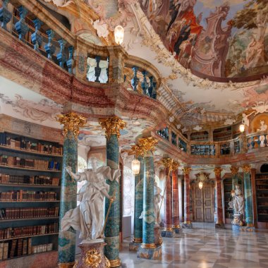 WIBLINGEN, GERMANY - 28 Temmuz 2024: 18. yüzyıl mimarları Christian ve Johann Wiedemann tarafından Wiblingen Manastırı yakınlarındaki kütüphanenin Rococo ve barok dekorları