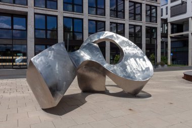 ULM, GERMANY - 28 Temmuz 2024: Landratsamt Alb-Donau-Kreis meydanında metal heykel soyutlaması