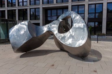 ULM, GERMANY - 28 Temmuz 2024: Landratsamt Alb-Donau-Kreis meydanında metal heykel soyutlaması