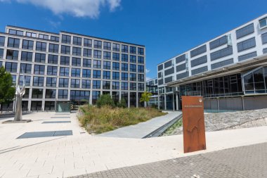 ULM, GERMANY - 28 Temmuz 2024: Landratsamt Alb-Donau-Kreis meydanında metal heykel soyutlaması