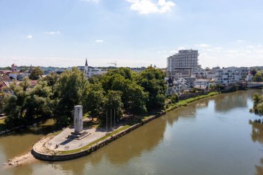 Ulm ve New Ulm 'u ayıran Tuna' nın gözlem güvertesinden görüntüler, yaz.