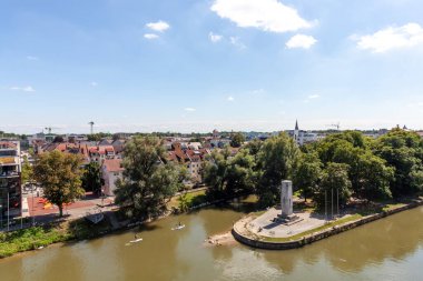 Ulm ve New Ulm 'u ayıran Tuna' nın gözlem güvertesinden görüntüler, yaz.