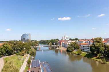 Ulm ve New Ulm 'u ayıran Tuna' nın gözlem güvertesinden görüntüler, yaz.