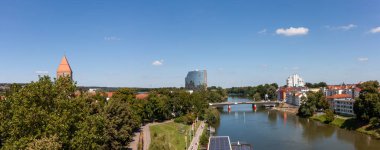 Ulm ve New Ulm 'u bölen Tuna' nın gözlem güvertesinden panoramik manzara, yaz