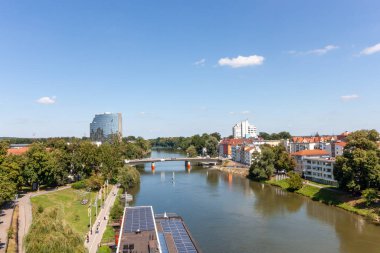 Ulm ve New Ulm 'u ayıran Tuna' nın gözlem güvertesinden görüntüler, yaz.