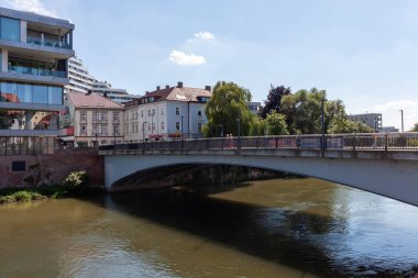 ULM, ALMANY - 28 Temmuz 2024: Ulm ve Neu Ulm arasındaki köprü