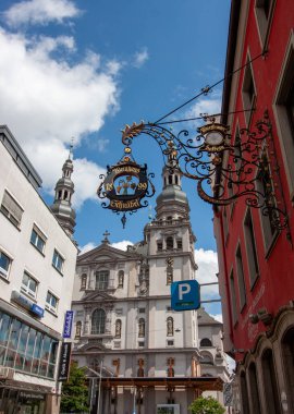 WURZBURG, GERMANY - 19 Mayıs 2024: Stift Haug 'daki St. John Kilisesi' nin arka planında reklam tabelası