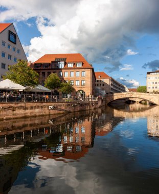 NUREMBERG, GERMANY - 19 Mayıs 2024: Pegnitz nehri yakınlarındaki Nuremerg 'in tarihi merkezinde yaşama yolu