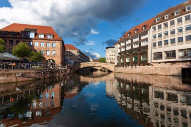 NUREMBERG, GERMANY - 19 Mayıs 2024: Pegnitz nehri yakınlarındaki Nuremerg 'in tarihi merkezinde yaşama yolu