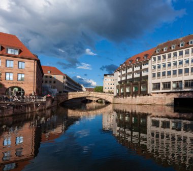 NUREMBERG, GERMANY - 19 Mayıs 2024: Pegnitz nehri yakınlarındaki Nuremerg 'in tarihi merkezinde yaşama yolu