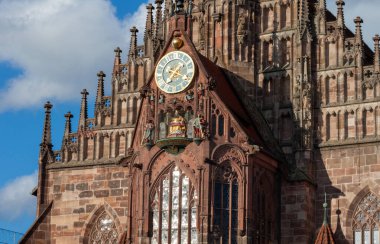 1361 'de Nuremberg' de inşa edilen Meryem Kilisesi 'nin cephesi. Bavyera, Almanya