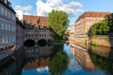 NUREMBERG, GERMANY - 19 Mayıs 2024: Nuremberg, Almanya 'daki Museumsbrucke' den Heilig-Geist-Spital