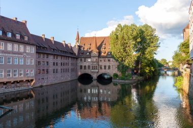 NUREMBERG, GERMANY - 19 Mayıs 2024: Nuremberg, Almanya 'daki Museumsbrucke' den Heilig-Geist-Spital