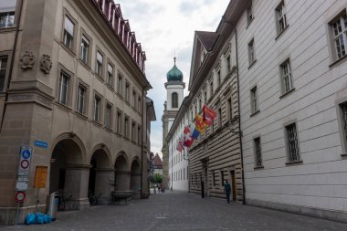 LUCERNE, SWitzERLAND - 15 Temmuz 2024 Lucerne 'deki cadde Cizvit ve toprak sete çıkıyor.