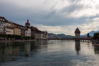 LUCERNE, SWitzERLAND - 15 Temmuz 2024: Lucerne 'deki Reuss nehrinin seti. Karşı taraftan görünüm