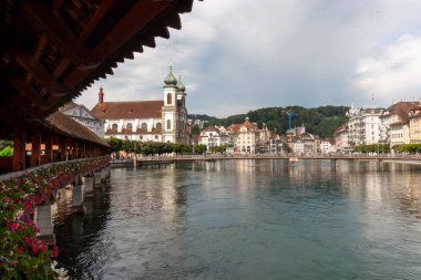 İsviçre Chapel Köprüsü 'nden Reuss nehri ve Lucerne kasabasının manzarası