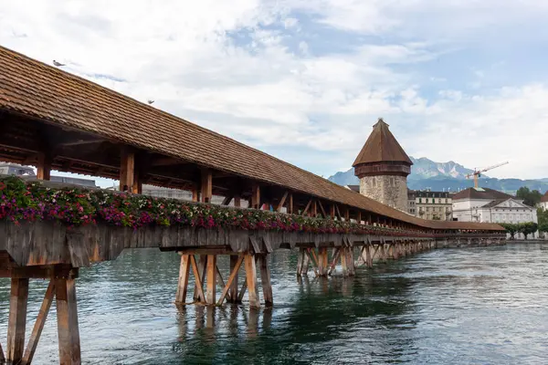 Lucerne şehrinin Chapel köprüsü ve uzaklığı Pilatus Dağı, İsviçre