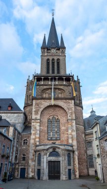 Aachen Katedrali (Aachener Dom) batıdan görüldü. Katedralin batı cephesi (batı cephesi), birkaç Neo Gotik ilave ile Carolingian kökenli Romanesk tarzıdır.