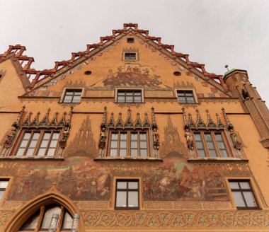 ULM, Almanya - 18 Şubat 2024: 14. yüzyılda belediye binası inşa edildi. Güney Almanya 'nın tipik ayrıntıları