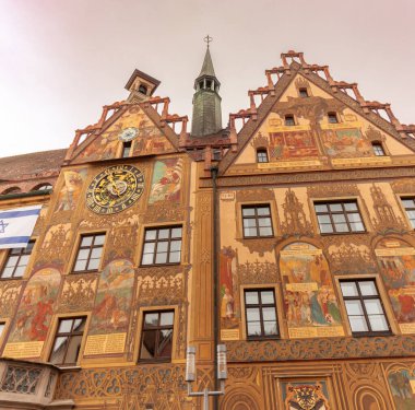 ULM, Almanya - 18 Şubat 2024: 14. yüzyılda belediye binası inşa edildi. Güney Almanya 'nın tipik ayrıntıları ilginç astronomik saatlerle tamamlanmıştır.