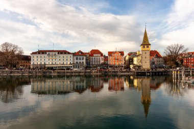 LINDAU, GERMANY - 2 Mart 2024: Lindau limanının Constance Gölü Panoraması
