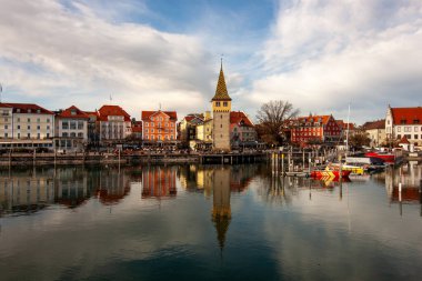 LINDAU, GERMANY - 2 Mart 2024: Lindau limanının Constance Gölü Panoraması