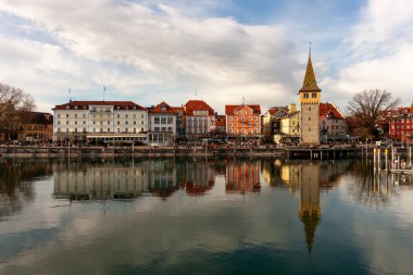 LINDAU, GERMANY - 2 Mart 2024: Lindau limanının Constance Gölü Panoraması