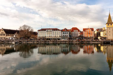 LINDAU, GERMANY - 2 Mart 2024: Lindau limanının Constance Gölü Panoraması
