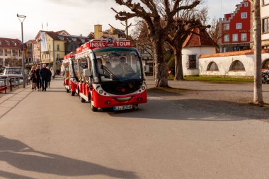 LINDAU, GERMANY - 2 Mart 2024: Lindau eski kasaba turu Constance Gölü 'ndeki bir adada