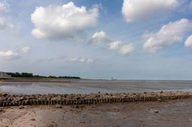Kuzey Denizi 'ndeki Cuxhaven' daki Grimmershorner Körfezi 'nde bir banyo plajı var. Deniz alçak sularda.