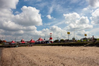 CUXHAVEN, ALMANY - 15 AĞUSTOS 2024: Kuzey Denizi 'ndeki Cuxhaven' daki Grimmershorner Körfezi. Deniz alçak sularda.